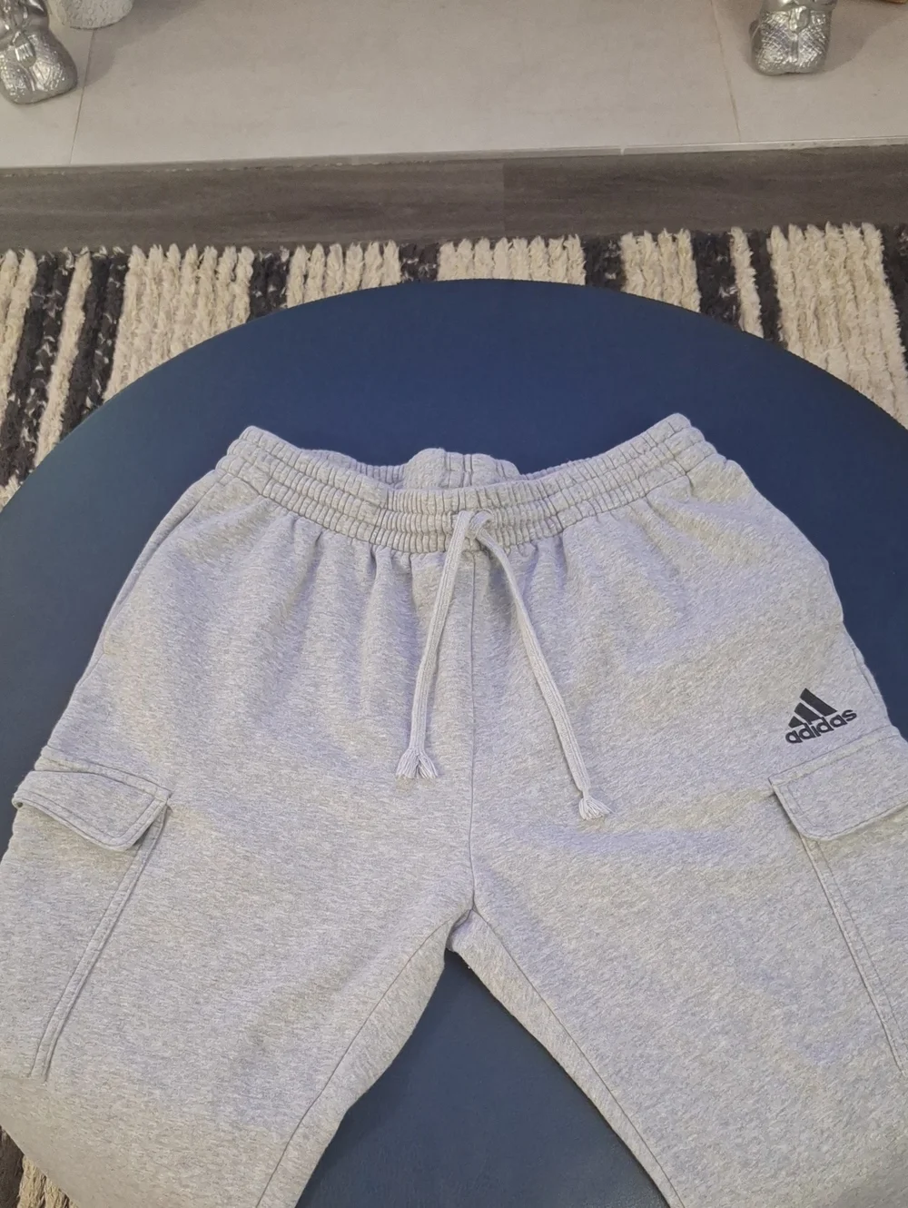 Adidas Essentials Tapered Cargo Sweatpants | Medium Grey Heather | XL